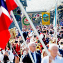 Kronprinsparet fikk følge av flagg og faner tilbake til Kongeskipet (Foto: Stian Lysberg Solum / NTB scanpix)